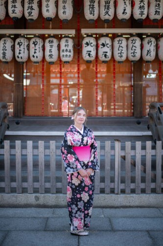 yukata na tle świątyni